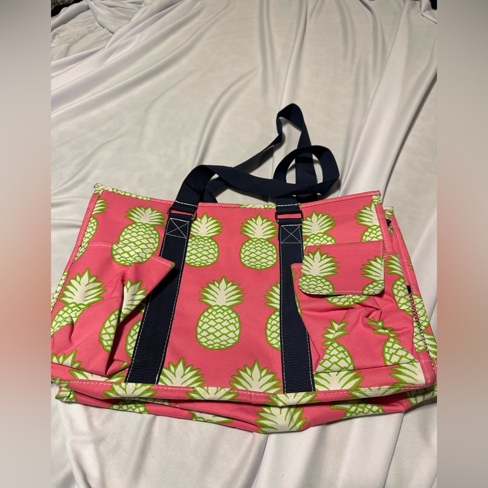 Super cute pineapple print tote bag. NWOT. Never used.Perfect for the beach.